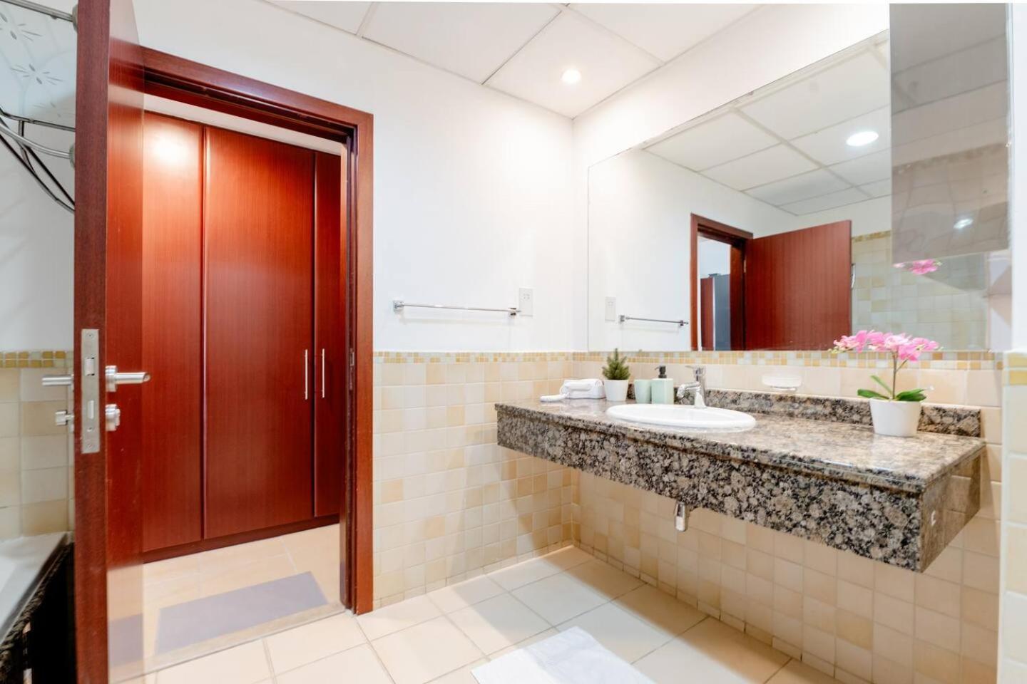 Moonlight Hostel Jbr - 2Min Walk To Jbr Beach - Gym - 2Min Metro Station - Poll Dubaj Zewnętrze zdjęcie